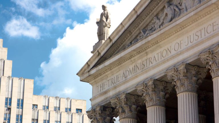 Edificio della Corte Suprema dello Stato di New York a Lower Manhattan che mostra le parole "La vera amministrazione della giustizia" sulla sua facciata a New York, NY, USA.
