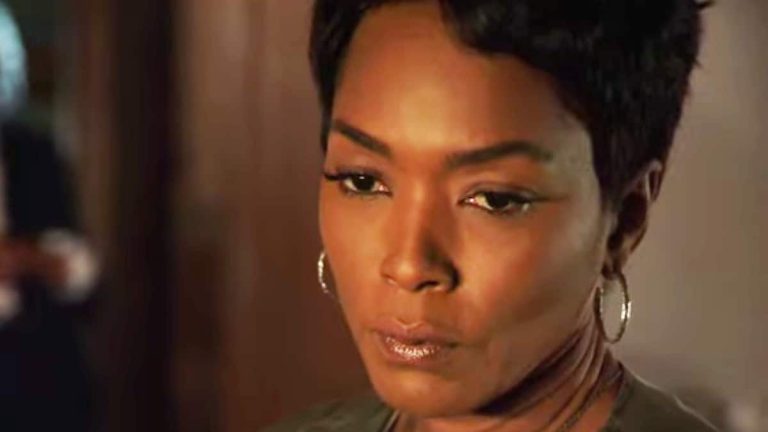 Angela Bassett nel ruolo di Atena in 9-1-1