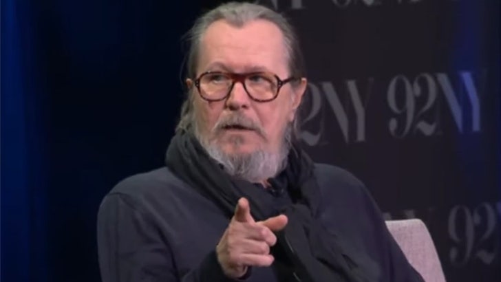 Gary Oldman scherza sul ruolo di "Harry Potter" e dice che ora lo farebbe diversamente