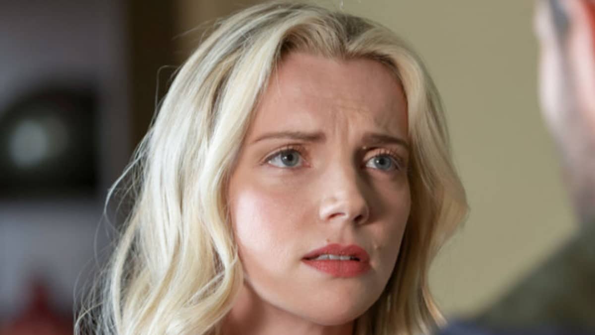 Kara Killmer nel ruolo di Sylvie Brett