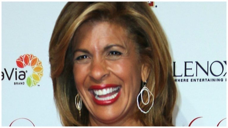 Hoda Kotb sorride sul tappeto rosso