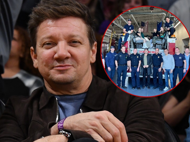 Jeremy Renner in visita all'ospedale
