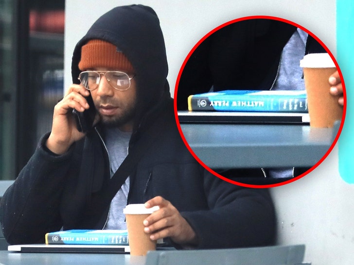 Jussie Smollett legge il libro di Matthew Perry