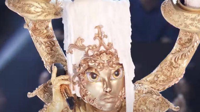 Faccia del candelabro ripresa dall'episodio della decima stagione del cantante mascherato