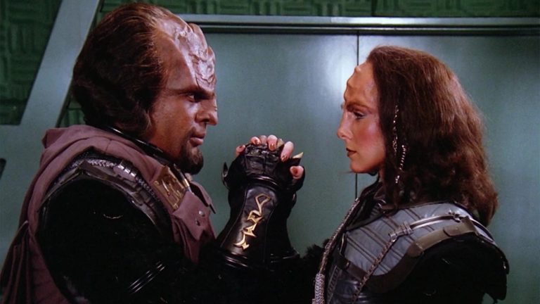 La storia d'amore di Suzie Plakson con Worf ha dato inizio a una piccola faida tra gli scrittori di Star Trek
