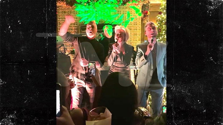 Lance Bass e Joey Fatone cantano canzoni *NSYNC e lanciano bambole "Troll" alla festa di New York
