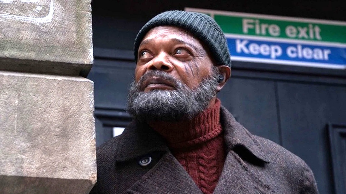 Nick Fury alza lo sguardo e si trova di fronte a un'uscita antincendio.