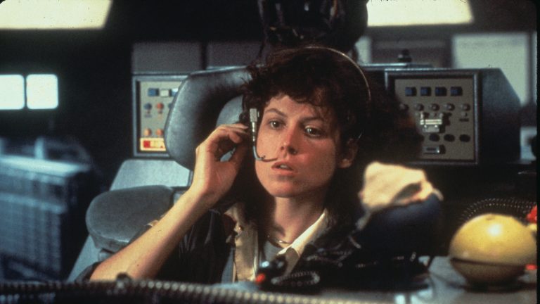 Ridley Scott ha tagliato una scena bollente dalla sceneggiatura di Alien su richiesta di Sigourney Weaver
