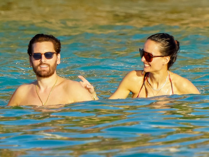 Scott Disick va in spiaggia con l'ex Chloe Bartoli 17 Anni dopo essersi frequentato
