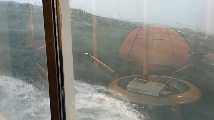 Un nuovo video mostra i passeggeri che si preparano a bordo di una nave da crociera arenata
