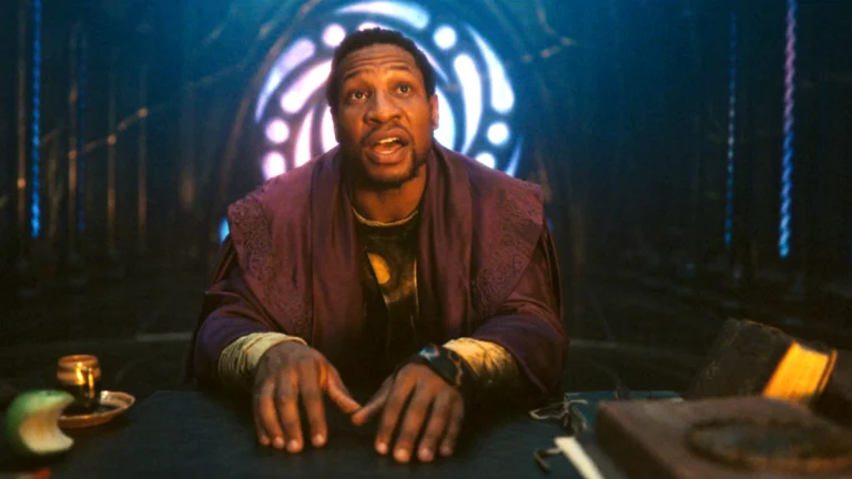 Jonathan Majors nel ruolo di He Who Remain tiene una lezione a Loki di Tom Hiddleston nel finale della seconda stagione di Loki.