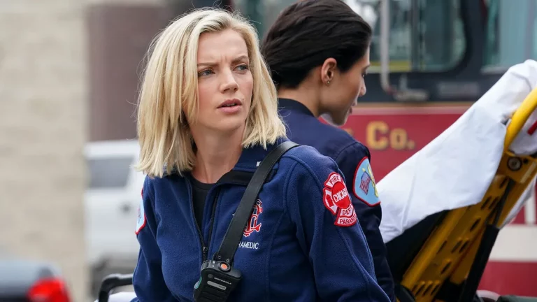 Kara Killmer nel ruolo di Sylvie Brett in Chicago Fire