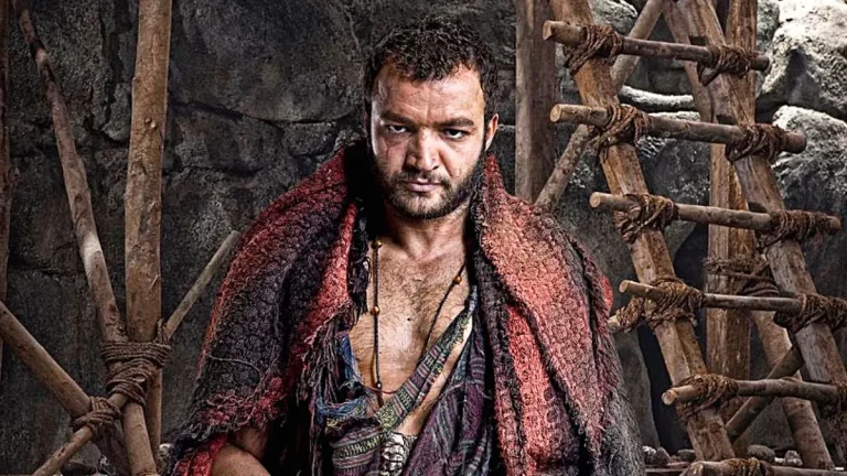 Nick Tarabay nel ruolo di Ashur in