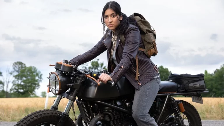 Maya Lopez (Alaqua Cox) posa su una moto in un'immagine promozionale per Echo.