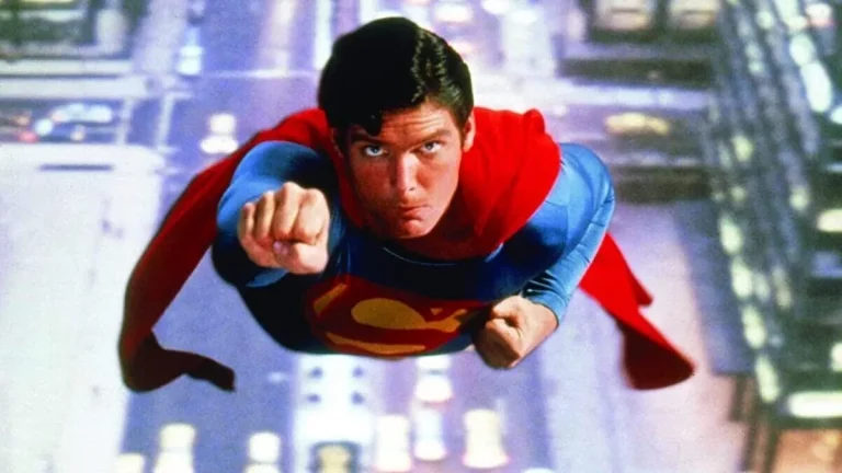 Il Kal-El di Christopher Reeve sorvola Metropolis in Superman: The Movie.