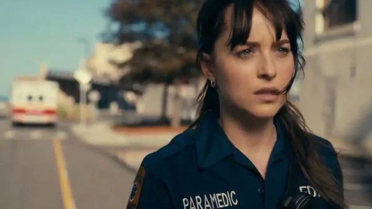 Cassandra Webb (Dakota Johnson) nella sua uniforme da paramedico è in piedi accanto a un'ambulanza a Madame Web