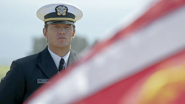 James Reece (Chris Pratt) partecipa a un funerale militare in uniforme in The Terminal List