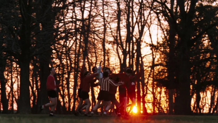 I ragazzi di 'Dead Poet Society' sollevano Robin Williams con il tramonto alle loro spalle.