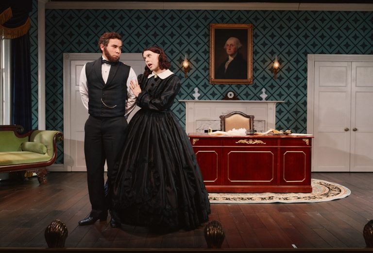 Oh, Mary!: Cole Escola nel ruolo della ridicolmente meravigliosa signora Lincoln