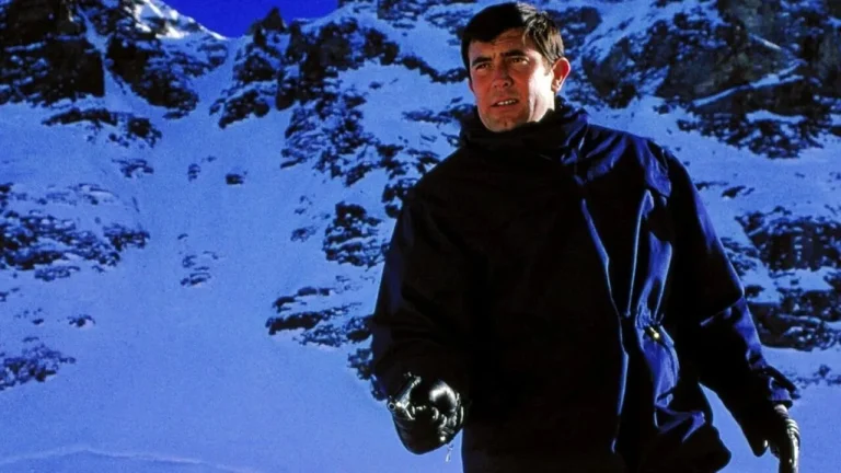 George Lazenby nel ruolo di James Bond in