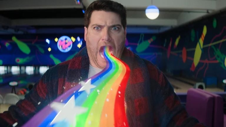 Adam Pally ingoia un arcobaleno animato in Knuckles della Paramount+