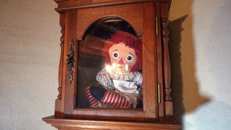Cosa è successo alla bambola "Annabelle" nella vita reale?