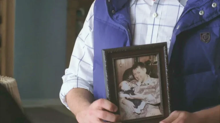 Burt Hummel tiene in mano una foto di Christopher Hudson e Finn Hudson nella prima stagione di Glee