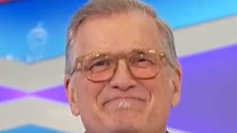 Drew Carey, faccia inquadrata dall'episodio di giugno 2024 di The Price Is Right su CBS