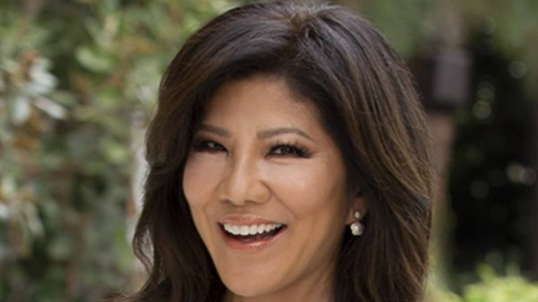 Julie Chen sorridente