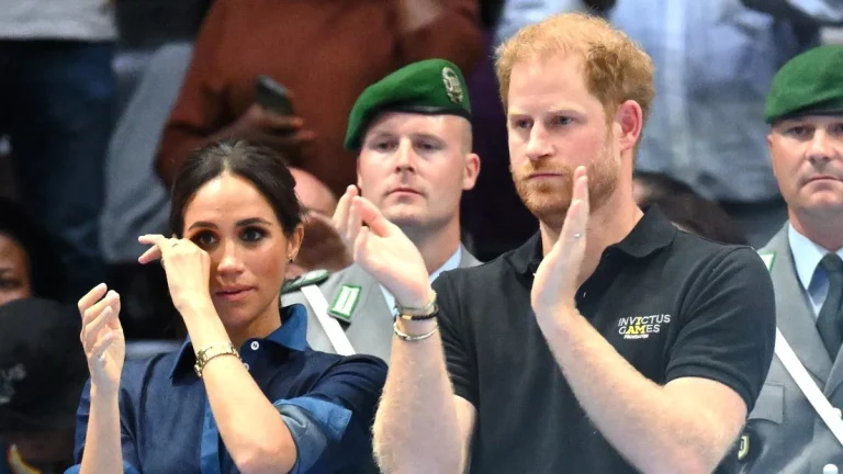 DUSSELDORF, GERMANIA - 15 SETTEMBRE: Il principe Harry, duca di Sussex, con Meghan, duchessa di Sussex, mentre si asciuga una lacrima durante la cerimonia di premiazione della pallavolo seduta durante il sesto giorno degli Invictus Games Düsseldorf 2023, il 15 settembre 2023 a Düsseldorf, Germania.