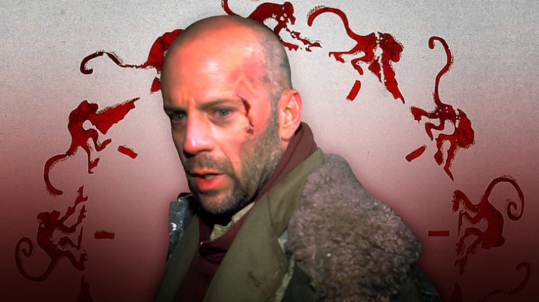 Bruce Willis in 12 Monkeys con il logo del film dietro di lui