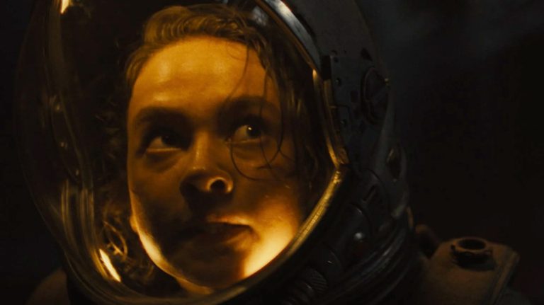 Cailee Spaeny in tuta spaziale in Alien: Romulus