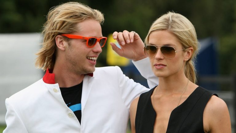 EGHAM, INGHILTERRA - 26 LUGLIO: Sam Branson e Isabella Gough-Calthorpe arrivano alla tenda Cartier per il Cartier International Polo Day 2009 al Guards Polo Club il 26 luglio 2009 a Egham, Inghilterra.