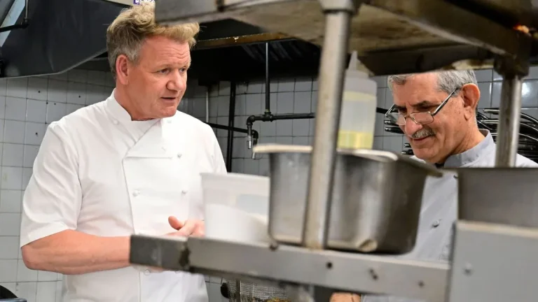 Gordon Ramsay parla con Bobby di Diwan nel finale dell'ottava stagione di Kitchen Nightmares