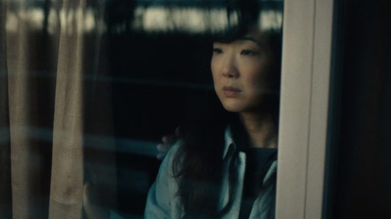 Jennifer Kim guarda fuori dalla finestra in Somewhere Quiet