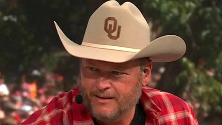 il cantante blake shelton faccia foto dal giorno della partita del college