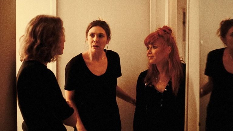 Le sue tre figlie. (Da sinistra a destra) Carrie Coon nel ruolo di Katie, Elizabeth Olsen nel ruolo di Christina e Natasha Lyonne nel ruolo di Rachel in Le sue tre figlie. Cr. Netflix ©2024.