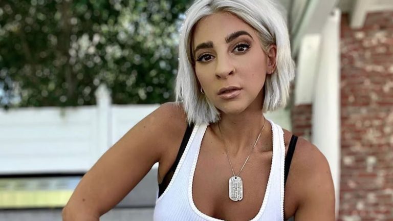 Gabbi Hanna con i capelli biondo platino nella fotografia ufficiale