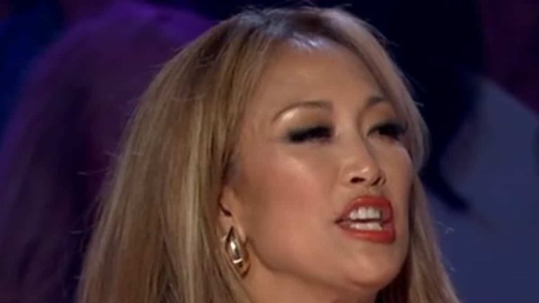 carrie ann inaba parla con il pubblico e anna delvey nella première della stagione 33 di dancing with the stars