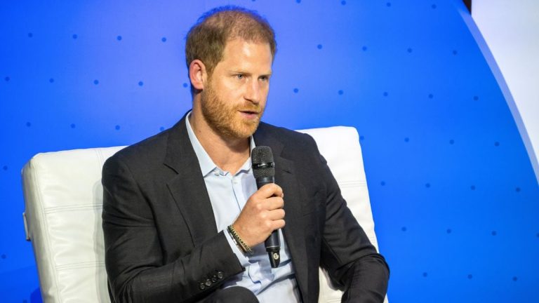 Il principe Harry, duca del Sussex, parla sul palco durante un forum sulla responsabilità digitale presso l'Università EAN durante una visita in Colombia il 15 agosto 2024 a Bogotà, Colombia. (Foto di Diego Cuevas/Getty Images)