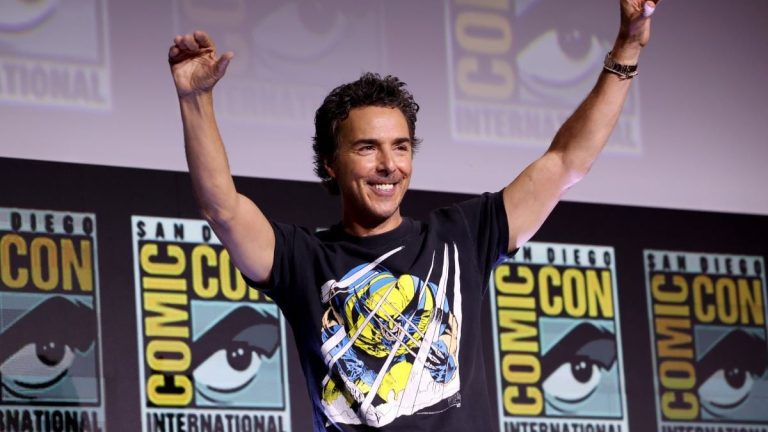 SAN DIEGO, CALIFORNIA - 25 LUGLIO: Shawn Levy sale sul palco durante Marvel Studios: The Ultimate Deadpool & Wolverine Celebration of Life nella Hall H del SDCC di San Diego, California, il 25 luglio 2024