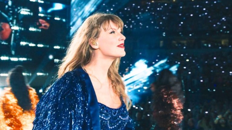 Taylor Swift alza lo sguardo dopo l'esibizione "Karma" alla fine dell'Eras ​​Tour (versione di Taylor)